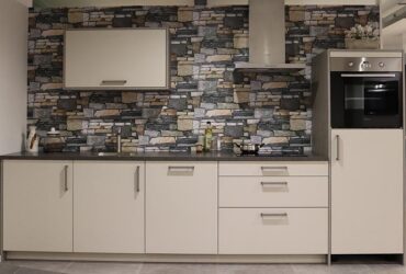 standaard keuken met drukke achterwand